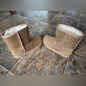 UGG Classic II Glitter Leopard Suede Pull On Boot- Tan/Gold, Kid’s Size 5